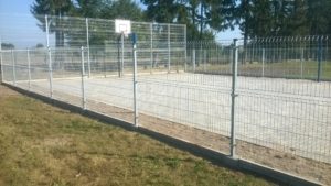 Wojska - ogrodzenie boiska z paneli ocynkowanych i podmurówki betonowej - Zdjęcie 5