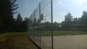 Wojska - ogrodzenie boiska z paneli ocynkowanych i podmurówki betonowej - Zdjęcie 2